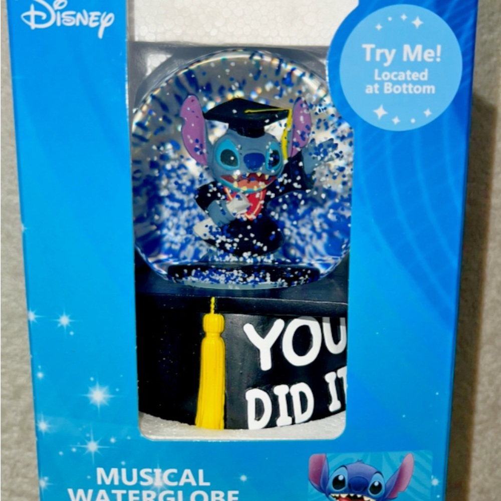 ⭐️NWT⭐️ Disney graduation snow globe